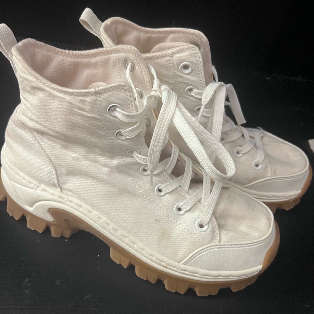 Skechers Tan White Lace Up Boots with Chunky Sole